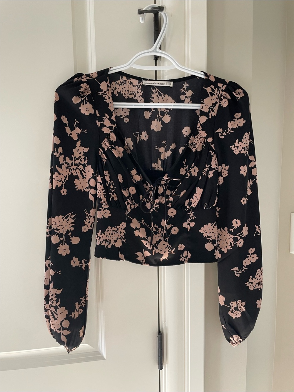 Abercrombie & Fitch Women's
Long-Sleeve Ruched Tie-Front Top Black Floral XXS